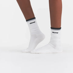 SKIMS SOCKS RIBBED CREW LOGO SOCK | SNOW AND ONYX